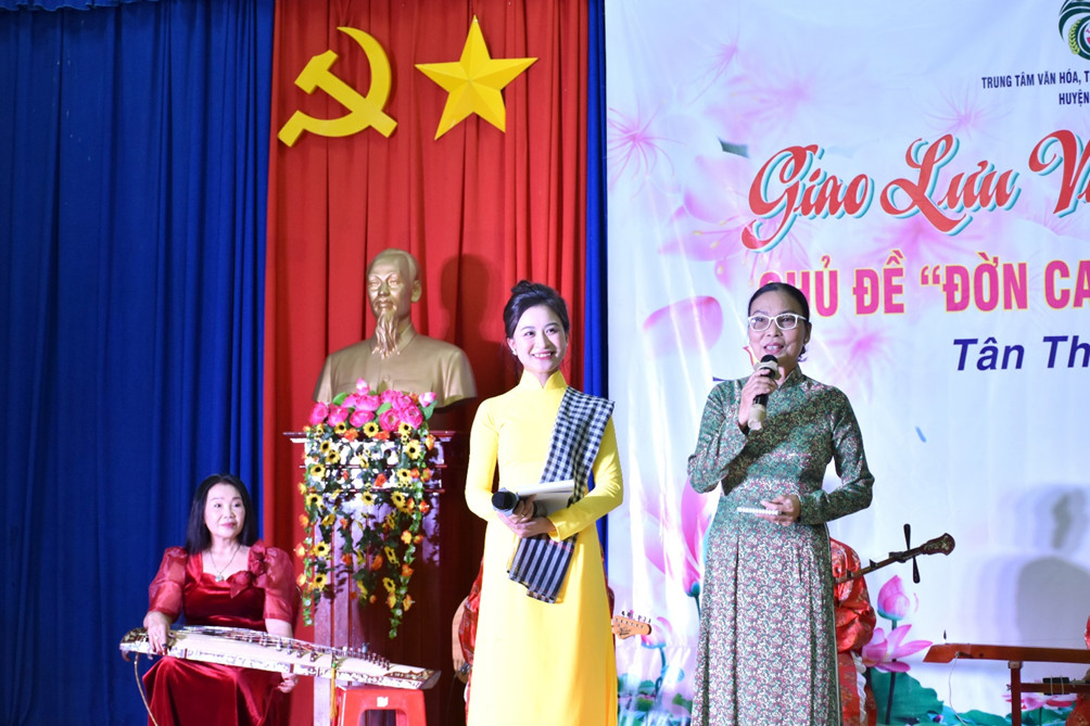 Trường Đại học Khoa học Xã hội và Nhân văn Đai học Quốc gia Thành phố Hồ Chí Minh giao lưu Đờn ca tài tử tại huyện Tân Thạnh